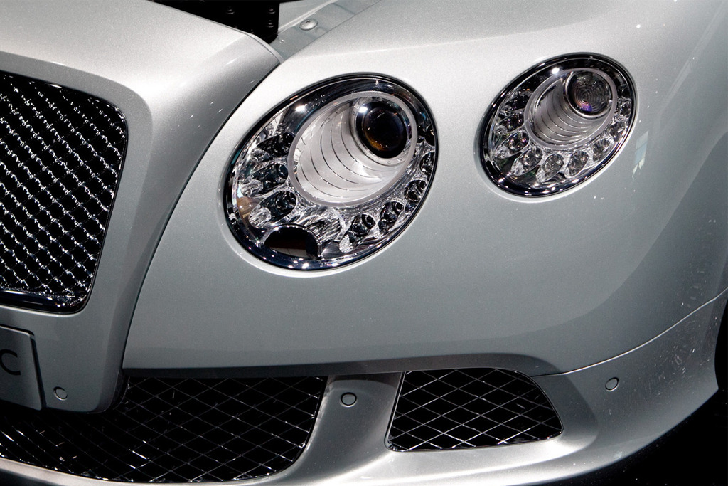 Глава компанії Вольфганг Дюрхаймер зазначив, що перший кросовер стане і першим Bentley з гібридної силової установки