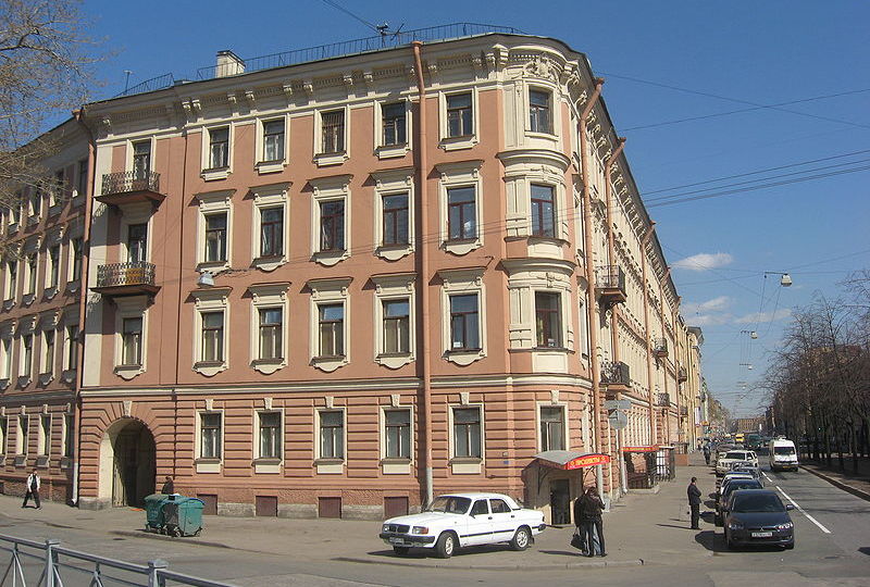 Відвідувачі музею здійснять подорож по двом квартирам будинку, з якими пов'язані останні 9 років життя Олександра Олександровича Блока