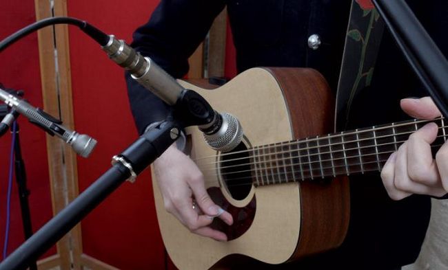 Відео: Як налаштувати гітару через мікрофон