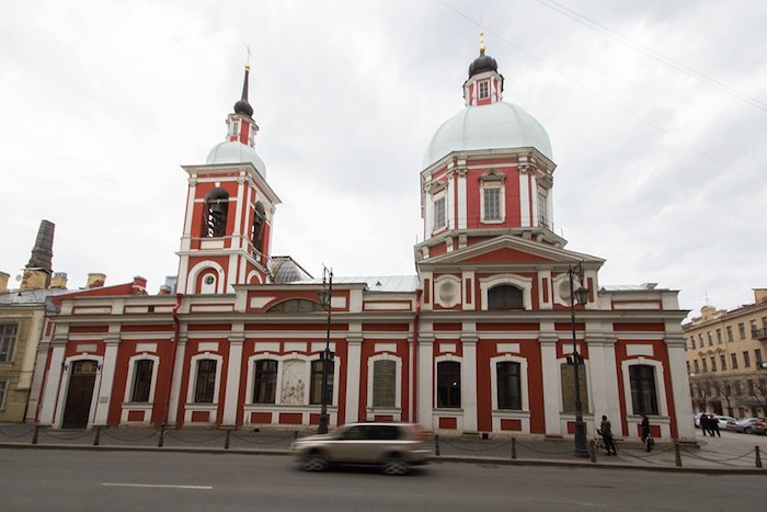 Перше і саме італійське будівля в Петербурзі - це Пантелеймонівського церква на вулиці Пестеля
